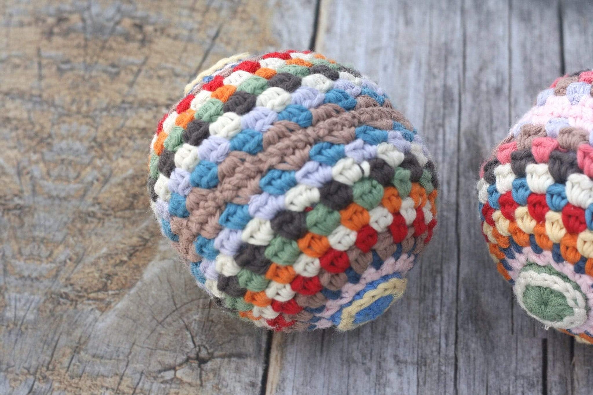 bebemoss.com toy multicolore Rainbow rattle ball handmade by moms  gifts with purpose
