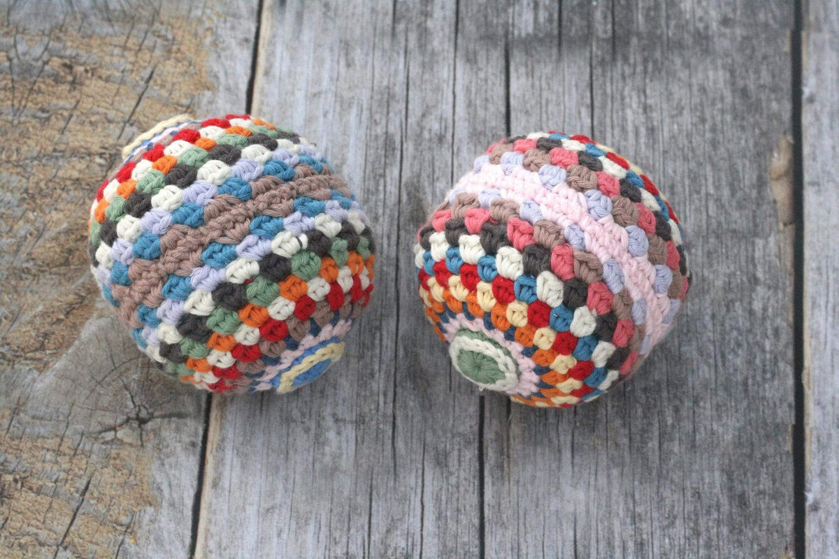 bebemoss.com toy multicolore Rainbow rattle ball handmade by moms  gifts with purpose