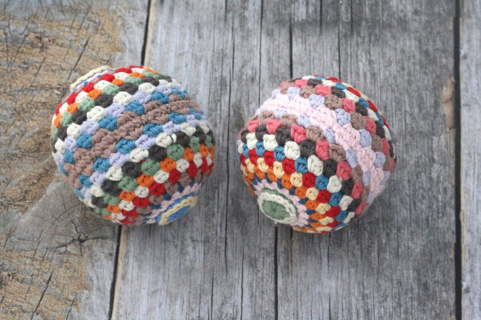 bebemoss.com toy multicolore Rainbow rattle ball handmade by moms  gifts with purpose