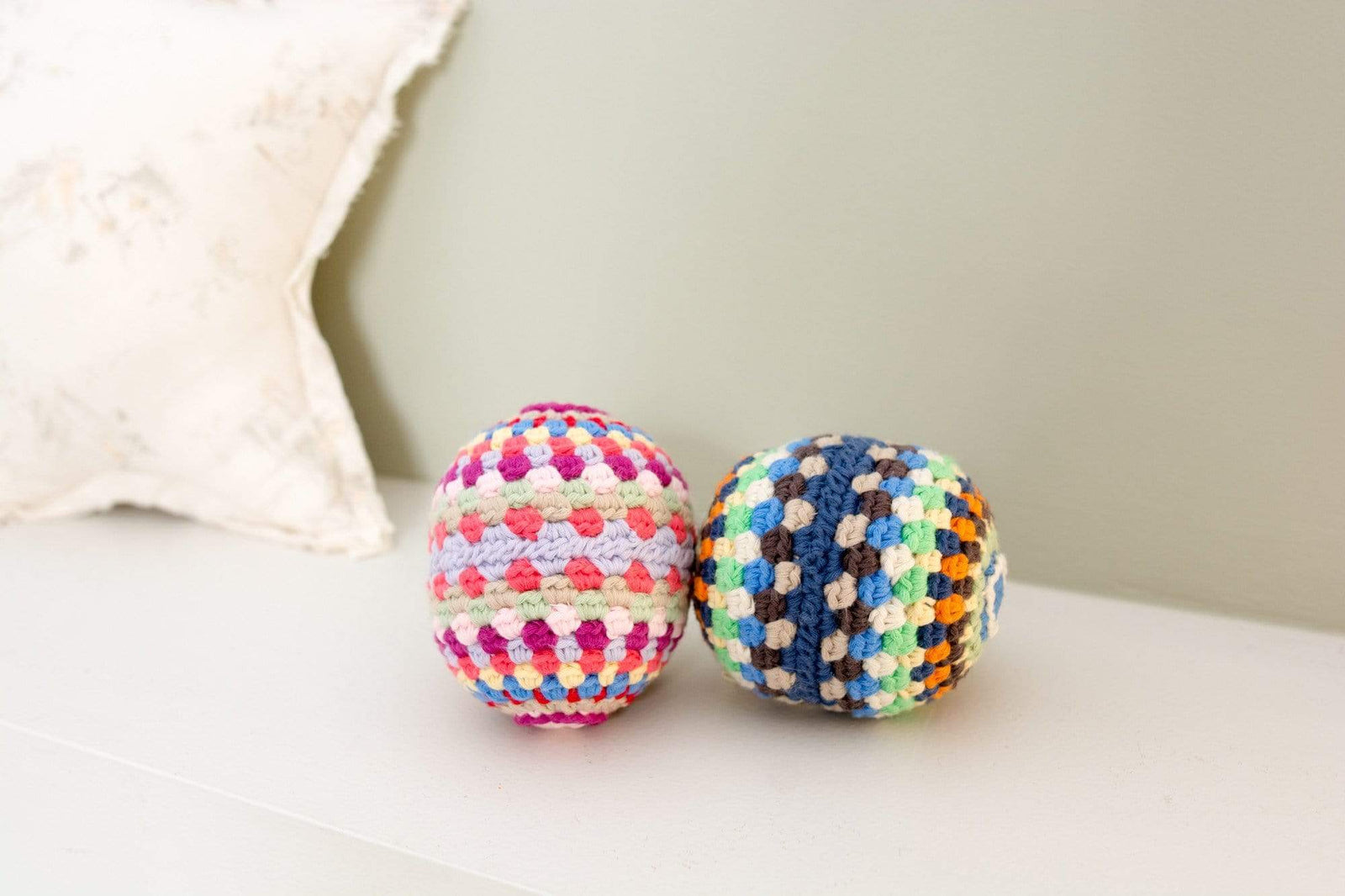 bebemoss.com toy multicolore Rainbow rattle ball handmade by moms  gifts with purpose